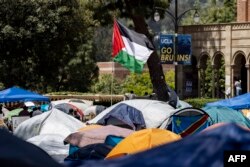 Una bandera palestina ondea en un campamento de protesta pro-palestino en el campus de la Universidad de California, Los Ángeles (UCLA) en Los Ángeles, California, el 1 de mayo de 2024.