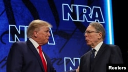 El expresidente estadounidense Donald Trump saluda a Wayne LaPierre, director ejecutivo de la Asociación Nacional del Rifle (NRA) durante la convención anual de la Asociación Nacional del Rifle (NRA) en Houston, Texas, EEUU el 27 de mayo de 2022. REUTERS/Shannon Stapleton