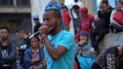 Ángel Navas, artista venezolano quien lleva dos años cantando y bailando en las calles del centro de Bogotá.