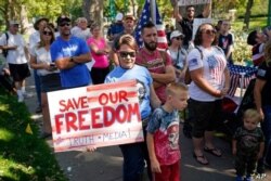 Un mitin antimáscara fuera de la mansión del Gobernador de Utah, el 12 de septiembre de 2020, en Salt Lake City.