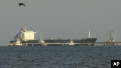 Archivo - El petrolero Pilin Leon atraca para descargar gasolina en la refinería Bajo Grande en Maracaibo, Venezuela, el 2 de diciembre de 2002.
