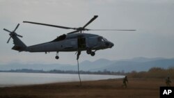 Fuerzas especiales de España aterrizan en una playa desde un helicóptero militar durante el ejercicio Steadfast Dart 2025, en el que participan unas 10.000 tropas de 9 naciones en la mayor operación de la OTAN planificada este año, en Nea Anchialos, Grecia, 13 de febrero de 2025.