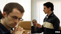 Shane Bauer y Josh Fattal -en la foto observado por el abogado defensor Masoud Shafiei-, esperan el pago de la fianza para su liberación.
