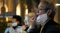 Decenas de personas han salido para rendir homenaje al médico Li Wenliang , quien advirtió sobre la existencia del coronavirus y que ahora está muerto.