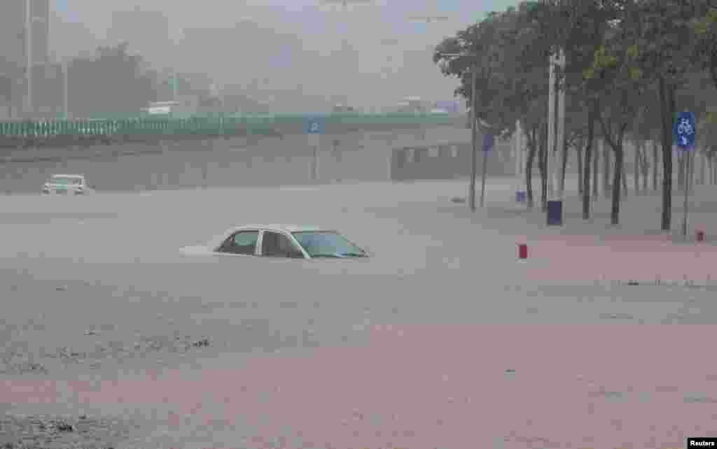 中国广东省广州市，汽车被强降雨引发的洪水淹没。（2017年5月7日）