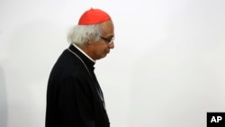 El cardenal Leopoldo Brenes sale después de dar una conferencia de prensa sobre las mortales protestas antigubernamentales en Managua, Nicaragua, el martes 24 de abril de 2018. 