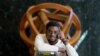 Wofai Ewa, estudiante del Instituto de Tecnología de Illinois, originario de Nigeria, posa para un retrato el viernes 18 de septiembre de 2020 en la biblioteca del instituto en Chicago.