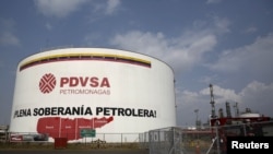 Se ve un tanque de petróleo en el complejo industrial José Antonio Anzoátegui de PDVSA en el estado de Anzoátegui el 15 de abril de 2015.
