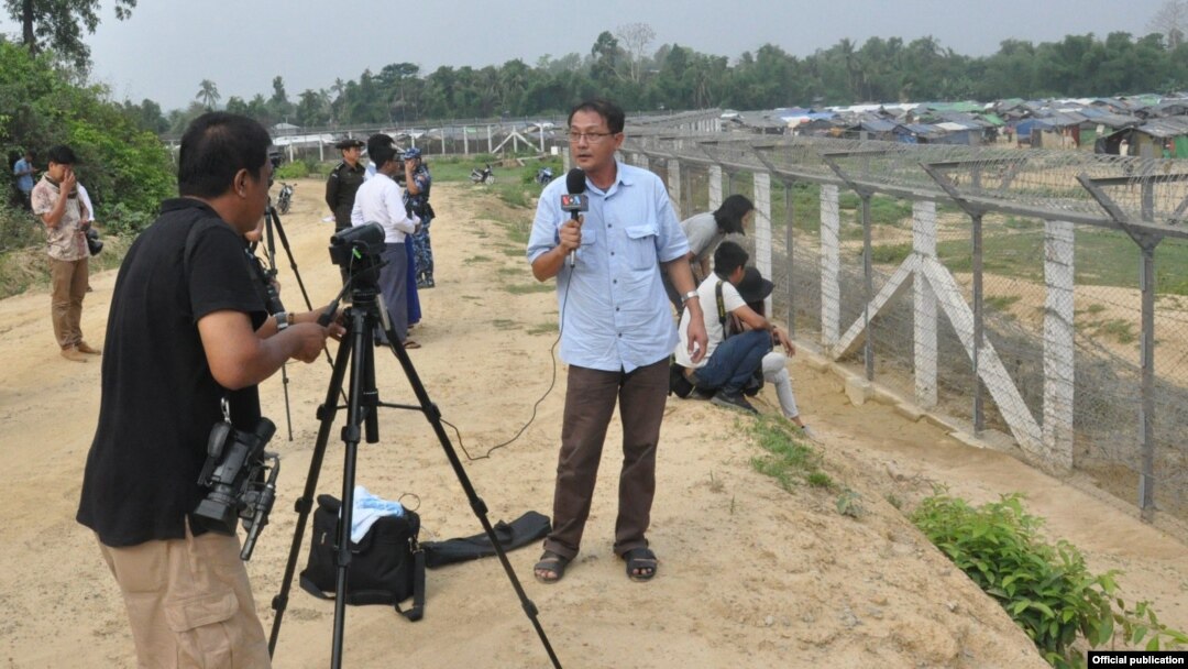 ဗွီအိုအေသတင်းထောက် ကိုမိုးဇော် မြန်မာ-ဘင်္ဂလားဒေ့ရှ်နယ်စပ်ကနေ သတင်းပေးပို့နေစဉ် (ဧပြီလ ၂၅၊ ၂၀၁၈) ဓါတ်ပုံ- MOI