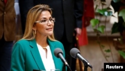 Bolivianos apoyaron este jueves la posibilidad de que la mandataria interina, Jeanine Áñez, sea candidata presidencial.