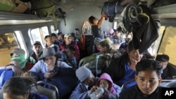 Los migrantes que forman parte de la caravana de América Central que busca llegar a la frontera con Estados Unidos abordan autobuses en La Concha, México, el miércoles 14 de noviembre de 2018. (AP Foto / Rodrigo Abd)