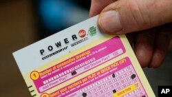 ARCHIVO: Un boleto de la lotería Poweball.