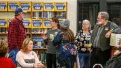 Votantes demócratas agrupados en asambleas partidistas para elegir a su candidato prefererido en la primaria de Iowa el 3 de febrero de 2020.
