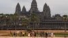 រូបឯកសារ៖ ភ្ញៀវទេសចរកម្ពុជាដើរទស្សនាទិដ្ឋភាពប្រាង្គប្រាសាទនៅក្នុងបរិវេណប្រាសាទអង្គរវត្ត នៅខេត្តសៀមរាប ថ្ងៃទី ៥ ខែមីនា ឆ្នាំ២០២០។