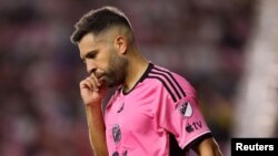 El defensa del Inter Miami CF, Jordi Alba, durante el partido contra el Columbus Crew. Crédito: Sam Navarro-USA TODAY Sports.