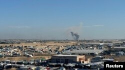 El humo se eleva durante una operación terrestre israelí en Khan Younis, en medio del conflicto en curso entre Israel y Hamás, visto desde un campamento de tiendas que alberga a palestinos desplazados en Rafah, en el sur de la Franja de Gaza, el 31 de enero de 2024.