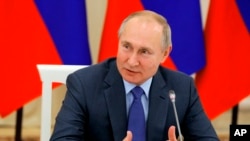 La ley firmada este 3 de diciembre de 2019 por el presidente Vladimir Putin dificultará la práctica del periodismo intependiente en Rusia, según afirman los críticos de la medida.
