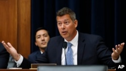 ARCHIVO: El representante Sean Duffy habla durante una audiencia en el Congreso el 18 de julio de 2018.