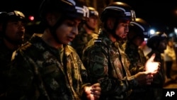 Soldados colombianos participan, el 31 de marzo de 2023, en una vigilia en memoria de sus compañeros fallecidos en un atentado contra una base militar en Bogotá.