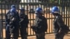 Des policiers montent la garde devant le tribunal de première instance d'Harare lors de la comparution de l'opposant Jacob Ngarivhume et du journaliste Hopewell Chin'ono le 22 juillet 2020.