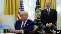 ARCHIVO - El candidato a secretario de Comercio, Howard Lutnick, escucha mientras el presidente Donald Trump habla después de firmar una orden ejecutiva en la Oficina Oval de la Casa Blanca, el 13 de febrero de 2025, en Washington.
