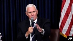 El exvicepresidente Mike Pence habla en la Biblioteca y Museo Presidencial Ronald Reagan el 17 de noviembre de 2022 en Simi Valley, California, EEUU.
