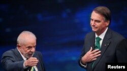 El expresidente brasileño Luiz Inácio Lula da Silva, quien busca ocupar nuevamente el cargo, a la izquierda, se enfrenta al mandatario Jair Bolsonaro en un debate en la cadena Bandeirantes Television, el domingo 16 de octubre de 2022, en Sao Paulo.