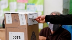 Un hombre emite su voto en un colegio electoral durante las elecciones legislativas primarias, en Buenos Aires, Argentina, el 12 de septiembre de 2021.