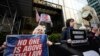 Anti-Trump demonstranti ispred njegove zgrade u New Yorku.