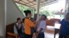 ကလေးတွေကို ပိုလီယိုကာကွယ်ဆေး တိုက်ကျွေးနေစဉ် (ဓာတ်ပွုံ-VOA)