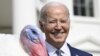 Dos pavos, llamados Liberty y Bell, que recibirán un perdón presidencial en la Casa Blanca antes del Día de Acción de Gracias, asisten a su conferencia de prensa, el domingo 19 de noviembre de 2023, en el Hotel Willard InterContinental en Washington.