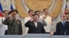 El líder norcoreano Kim Jong Un preside un desfile militar en Pyongyang junto al ministro de Defensa ruso, Sergei Shoigu (izq) y el enviado chino Li Hongzhong el 27 de julio de 2023.