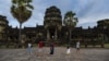 រូបឯកសារ៖ អ្នកទេសចរដើរទស្សនាក្នុងបរិវេណប្រាសាទអង្គរវត្ត ក្នុងខេត្តសៀមរាប កាលពីថ្ងៃទី២៩ ខែវិច្ឆិកា ឆ្នាំ២០២០។