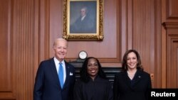 La jueza de la Corte Suprema de Estados Unidos, Ketanji Brown Jackson, en el centro, junto al presidente de Estados Unidos, Joe Biden, y la vicepresidenta, Kamala Harris, antes de la ceremonia de investidura en la Corte Suprema, en Washington DC, el 30 de septiembre de 2022.