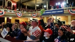 Partidarios reaccionando durante un evento de campaña del precandidato presidencial republicano y expresidente de EEUU, Donald Trump, en Rochester, Nuevo Hampshire, el 21 de enero de 2024.