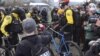 Manifestantes rodean a un grupo de policías durante las protestas en Portland, Oregón, el miércoles 20 de enero de 2021.