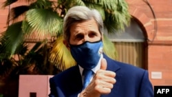 El enviado de Estados Unidos para el clima, John Kerry, hace gesto cuando llega al Ministerio de Finanzas para una reunión con la Ministra de Finanzas de India, Nirmala Sitharaman, en Nueva Delhi el 6 de abril de 2021.