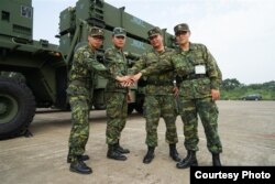 台湾导弹指挥部633营的4名保养组官兵，照片后方可以看到以前从未曝光过的爱国者三型导弹装备（图片来自青年日报）