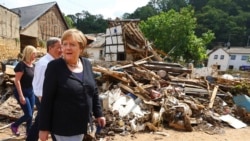 Kancelarja Merkel duke vizituar zonat e dëmtuara (20 korrik 2021)