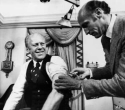 El presidente Gerald Ford recibe la vacuna contra la gripe porcina en la Casa Blanca.