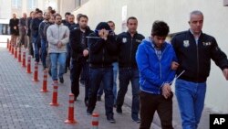 پس از کودتای ناکام، ترکیه ۵۰ هزار نفر را توقیف و زندانی کرده و ۱۵۰ کارمند حکومتی را از وظایف شان بر کنار کرده است
