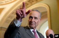 El líder de la minoría del Senado Chuck Schumer de N.Y., habla con periodistas durante una conferencia de prensa en el Capitolio, el 8 de mayo de 2018 en Washington.