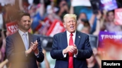El expresidente Donald Trump junto a su compañero de fórmula J.D. Vance durante un acto de campaña presidencial en Grand Rapids, Michigan, el 20 de julio de 2024.