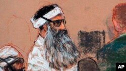 ARCHIVO - Este dibujo de diciembre de 2008 muestra a Khalid Sheikh Mohammed, al centro, y a su cómplice Walid Bin Attash, izquierda, durante una sesión previa a un juicio en la Base Naval de Bahía de Guantánamo, Cuba.