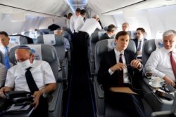 Los visitantes hicieron historia al aterrizador en un avión comercial israelí que sobrevoló territorio saudí en el vuelo directo desde Tel Aviv a la capital de los Emiratos Árabes Unidos (EAU).