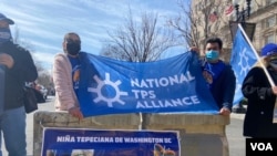 Beneficiarios del TPS y aliados se manifestaron el viernes en la capital de Estados Unidos, donde comenazaron una huelga de hambre para pedirle al gobierno de Joe Biden que conceda una residencia permanente a los migrantes. 