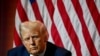 ARCHIVO - El candidato presidencial republicano y expresidente estadounidense Donald Trump cierra los ojos durante un panel de la convención de la Asociación Nacional de Periodistas Negros (NABJ) en Chicago, Illinois, EE. UU., el 31 de julio de 2024.