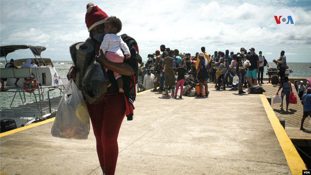 Equipados con tiendas de campa&#241;a, colchonetas, pl&#225;sticos para la lluvia, entre otros enseres, los migrantes arriban al muelle de Capurgan&#225; en la frontera con Panam&#225;.