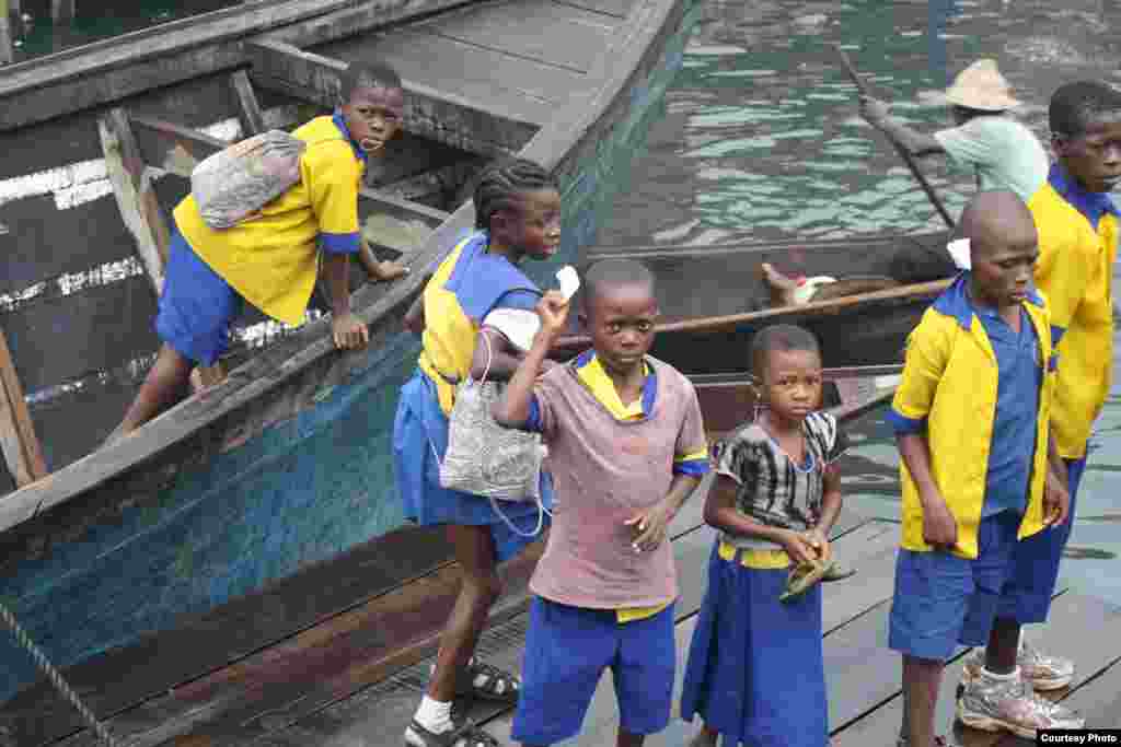 Makoko residents say there is only one school in the community and hundreds of children are not attending, Makoko, Lagos, July 5, 2013. Photo: VOA/H. Murdock