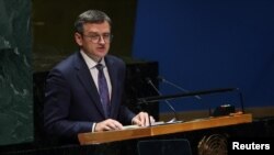 El canciller ucraniano, Dmytro Kuleba, habla ante la Asamlea General de la ONU durante una sesión antes del segundo aniversario de la invasión de Rusia a Ucrania, el 23 de febrero de 2024.